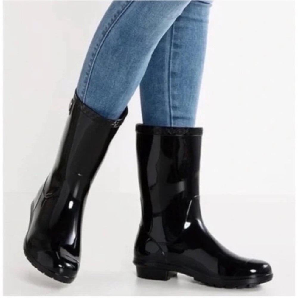 UGG Shaye Rain Boots Womens 9 Black Glossy Waterproof Sheepskin Insole Good